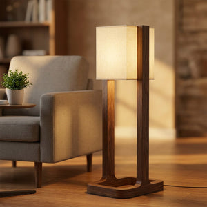 Lampadaire japonais en bois noyer allumé dans un coin lecture avec une plante