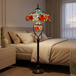Lampadaire Tiffany dans un coin chambre avec lit aux tons neutres