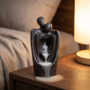 Brûleur d'encens à reflux sur une table de chevet avec une lampe chaleureuse