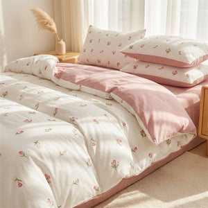 Parure de lit tulipe vue rapprochée avec revers rose et fleurs séchées