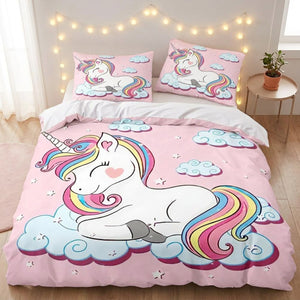 Housse de couette licorne dans une chambre fille avec guirlande lumineuse et tapis rond