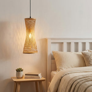 Suspension bambou sablier élancé dans chambre minimaliste Japandi côté tête de lit en bois
