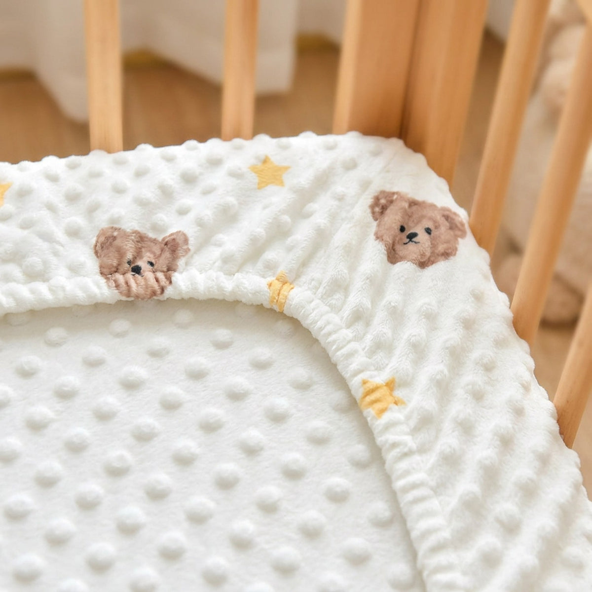 Détail du tissu à pois en relief avec petits oursons et étoiles