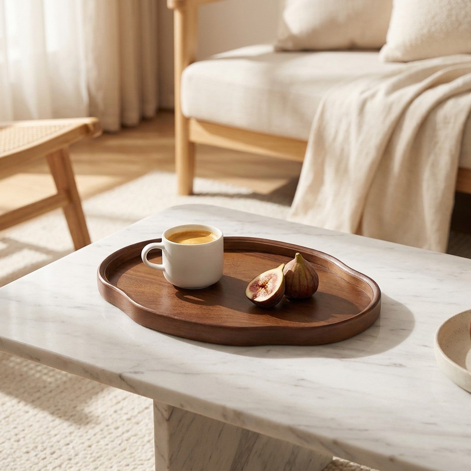 Plateau en bois de noyer avec tasse expresso et figue sur table basse marbre intérieur scandinave