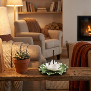 Porte-encens lotus blanc sur étagère salon