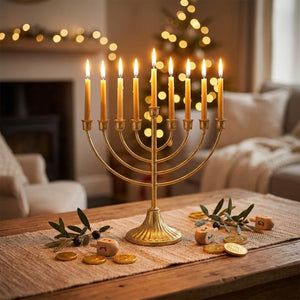 Chandelier Menorah doré 9 branches bougies allumées ambiance chaleureuse table en bois