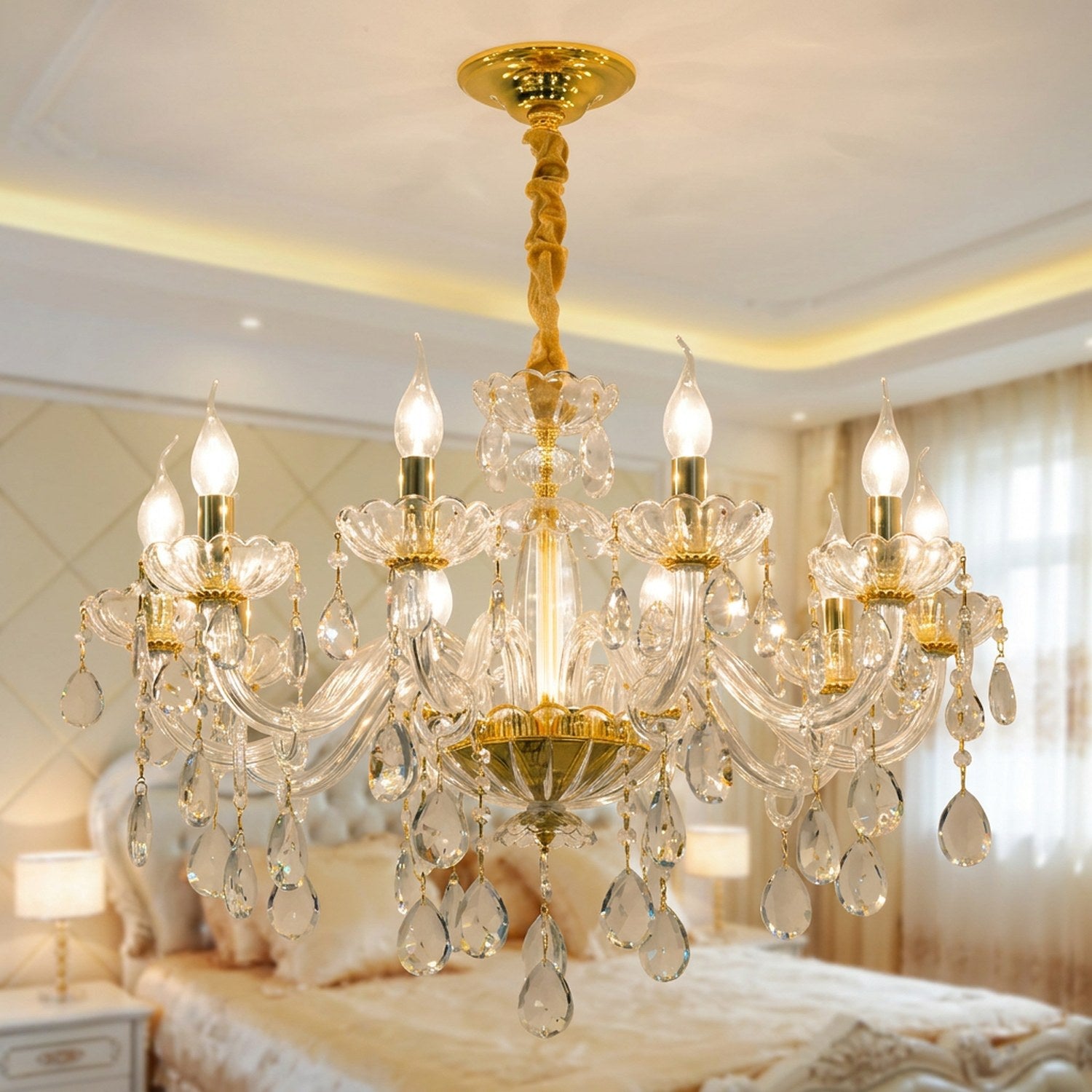 Lustre baroque en cristal doré suspendu au dessus d'un lit dans une chambre élégante