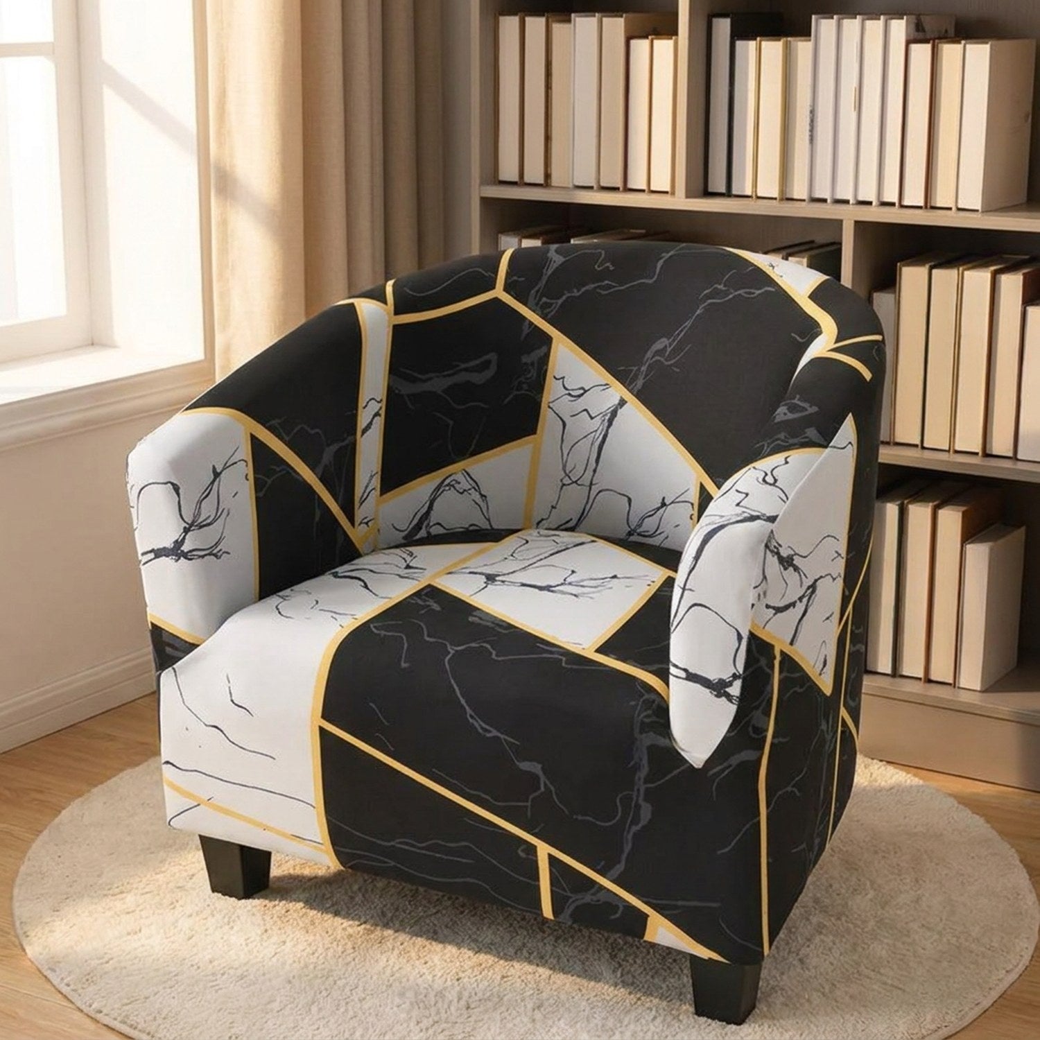 Housse de fauteuil club à motif marbre dans un coin lecture chaleureux près d'une bibliothèque