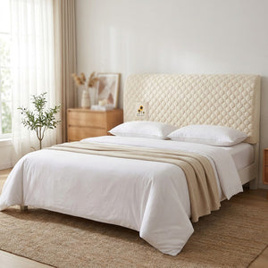 Housse de tête de lit beige dans une chambre lumineuse avec plaid et coussins