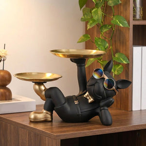 Statuette bouledogue décoratif noir sur étagère bois avec plante verte