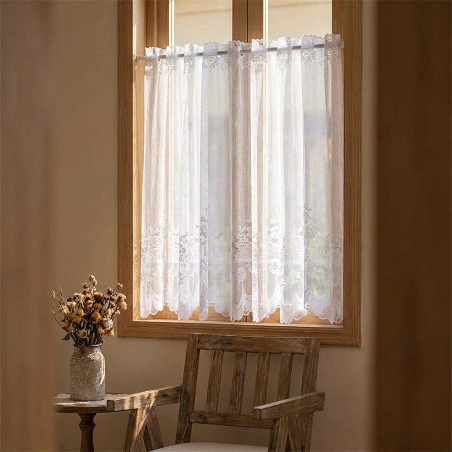 Rideau brise vue en dentelle dans une chambre cosy avec fleurs sechees
