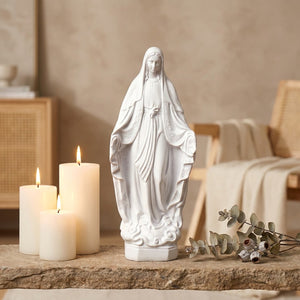 Statue Vierge Marie résine blanche sur étagère avec bougies