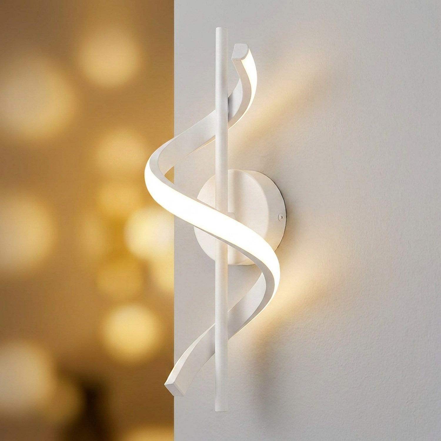 Applique murale spirale LED acrylique dorée dans une chambre minimaliste style nordique