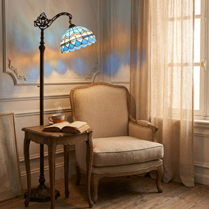 Lampadaire style Tiffany vitrail bleu dans un salon de lecture avec fauteuil