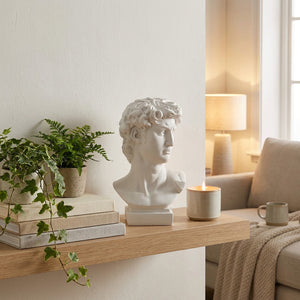 Buste antique sur étagère bois avec plantes et bougie salon scandinave