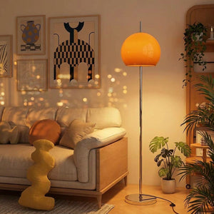 Lampe globe orange allumée dans un salon cosy