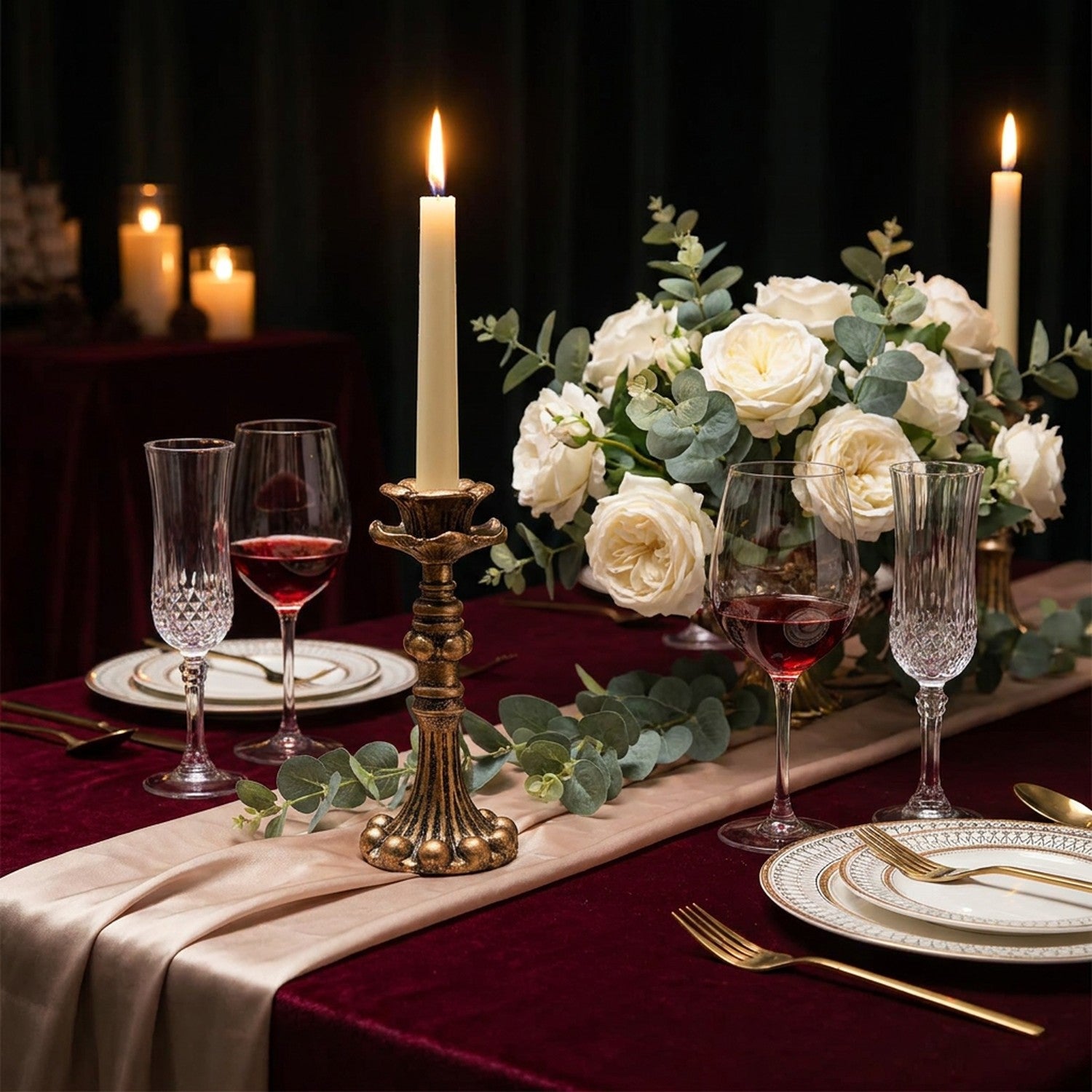 Bougeoir vintage résine bronze antique sur table de dîner romantique