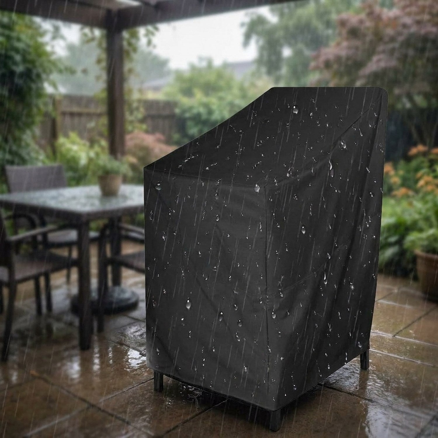Housse de chaise de jardin protégeant des chaises empilées sous la pluie
