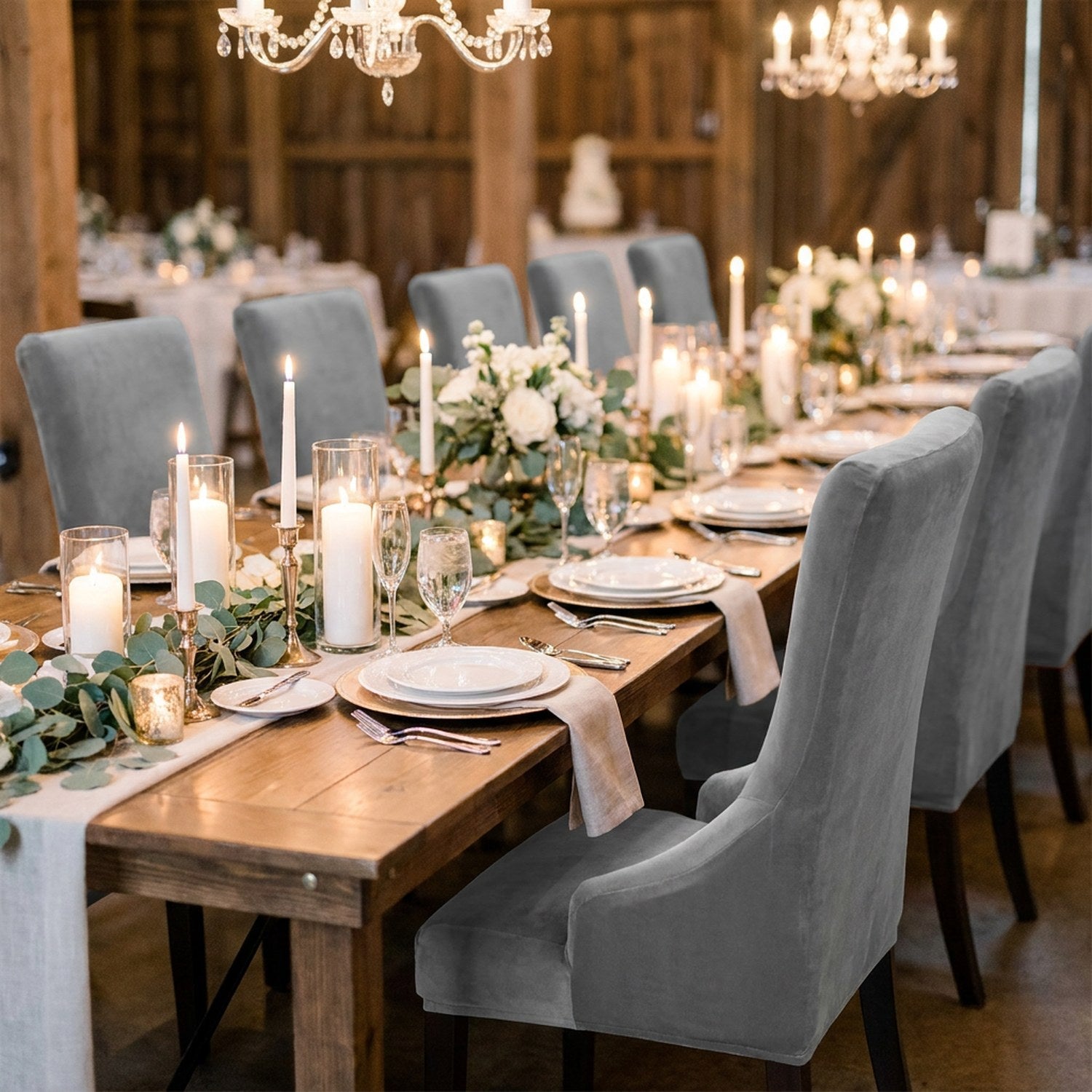 Chaises de salle à manger habillées de housses grises en velours pour un dîner de mariage