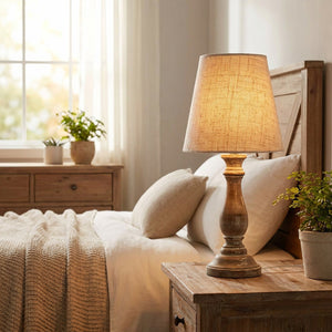 Abat-jour tissu lin sur lampe de table dans une chambre chaleureuse