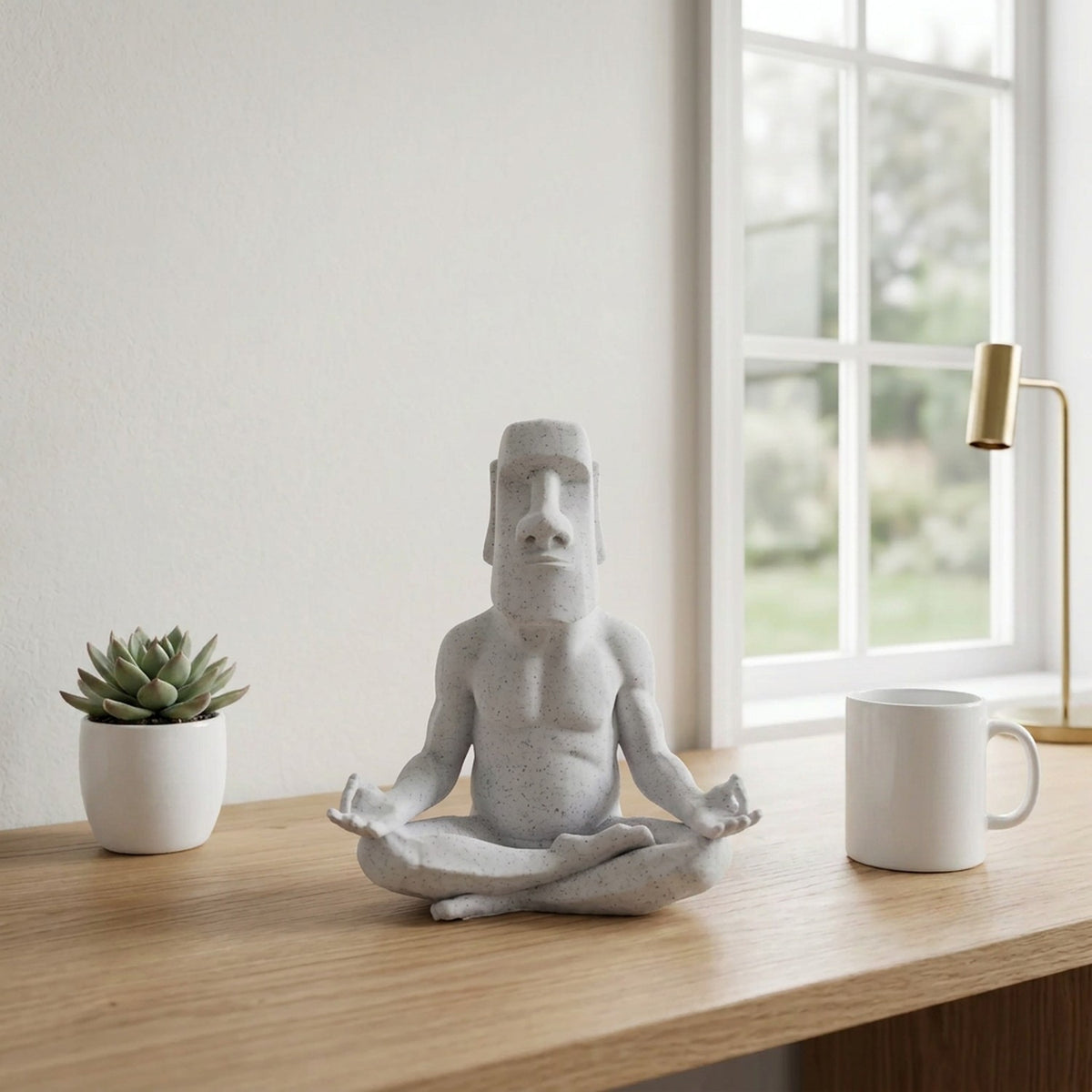 Figurine Moai sur bureau avec plante et tasse