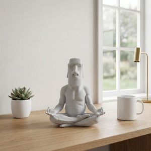 Figurine Moai sur bureau avec plante et tasse