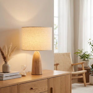 Abat-jour en lin sur lampe de table dans un salon nordique lumineux