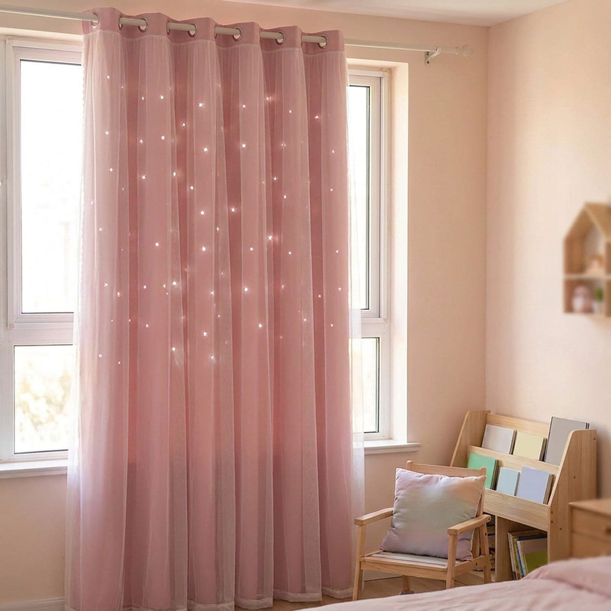 Rideau étoilé rose double couche dans une chambre d enfant lumineuse avec étagère à livres