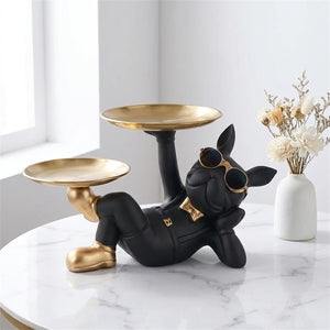 Statuette bouledogue décoratif noir sur surface marbre près d'une fenêtre