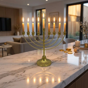 Menorah juive dorée 9 branches sur surface marbre lumière de bougies festive Hanoukka