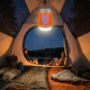 Lampe camping UV anti-moustiques orange suspendue dans une tente la nuit étoilée