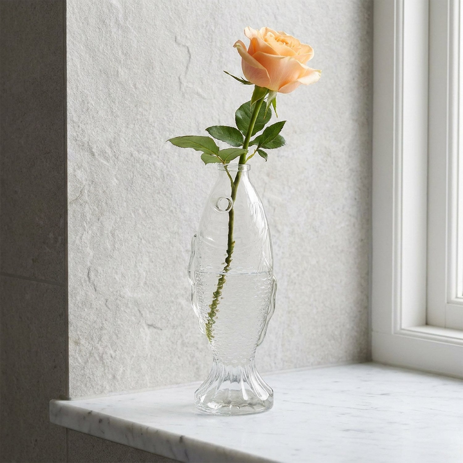 Vase poisson en verre avec rose sur étagère marbre style scandinave