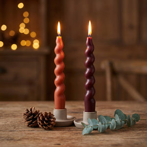 Bougies spirales allumées ambiance hiver avec pommes de pin et eucalyptus