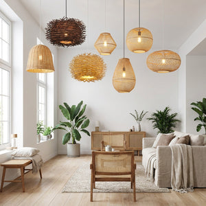Collection de suspensions bambou rotin de formes différentes dans un espace lumineux scandinave