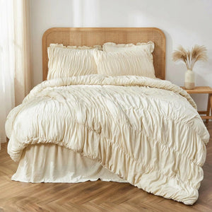 Parure de lit bohème chic dans une chambre bohème avec tête de lit en rotin et pampas