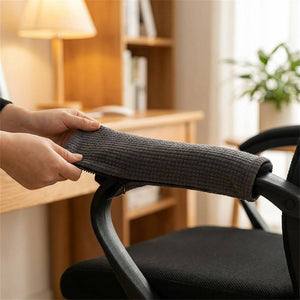 Mains installant une housse d'accoudoir grise sur un fauteuil de bureau cocooning