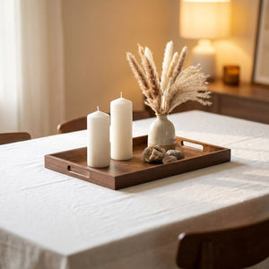 Plateau de service en bambou teinte noyer avec bougies et pampas sur table de salle à manger