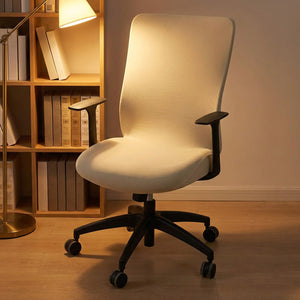 Housse de chaise de bureau beige dans un coin bureau cosy avec bibliothèque et lampe chaude