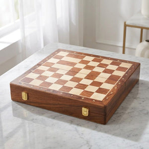 Partie d'échecs en cours sur l'échiquier en bois massif, ambiance salon élégant