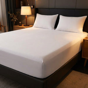 Drap housse blanc dans une chambre moderne avec table de chevet et lampe chaleureuse allumée