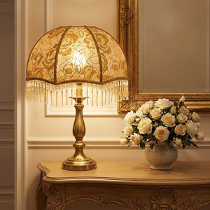 Abat-jour baroque doré sur lampe console dans un intérieur classique