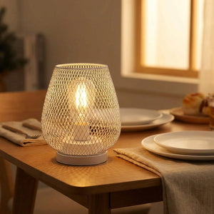 Lampe industrielle allumée sur une table dressée pour le dîner