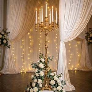 Chandelier doré 7 bras en décoration de mariage avec roses blanches et guirlandes lumineuses