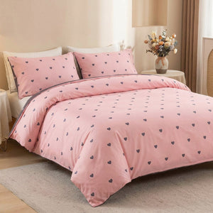 Housse de couette rose à petits cœurs dans une chambre lumineuse et romantique