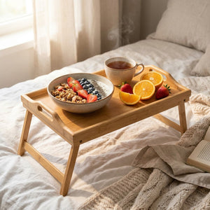 Plateau de lit bambou avec petit déjeuner bol de granola et thé fumant