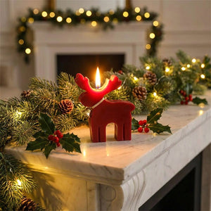 Bougie cerf rouge sur cheminée en marbre avec houx décoration festive