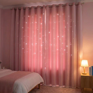 Rideau étoilé rose scintillant dans une chambre douillette avec lampe de chevet allumée