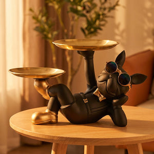 Statuette bouledogue décoratif noir sur table d'appoint en lumière dorée