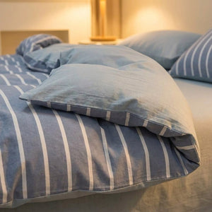 Detail du coin reversible de la housse de couette rayee bleue et unie