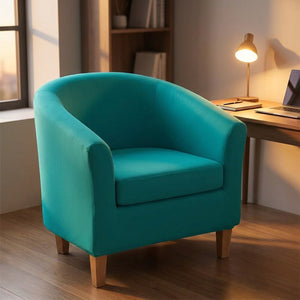 Housse de fauteuil club turquoise dans un coin bureau ambiance tamisée